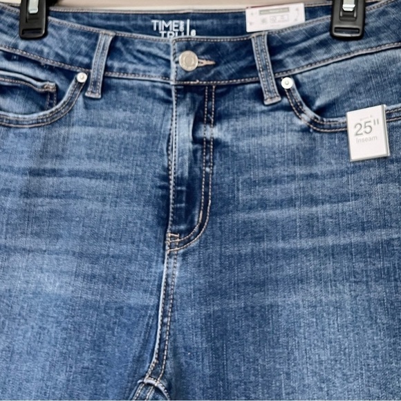 NWT Time & Tru High Rise Raw Hem Medium Wash Jeans Size: 6 - Picture 4 of 11